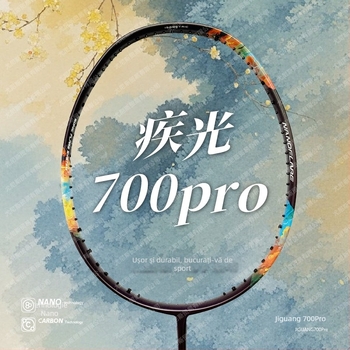 Rachetă de badminton 700PRO – cadru din carbon, tijă dreaptă, greutate 80–84 g, șnur nylon, construcție monobloc