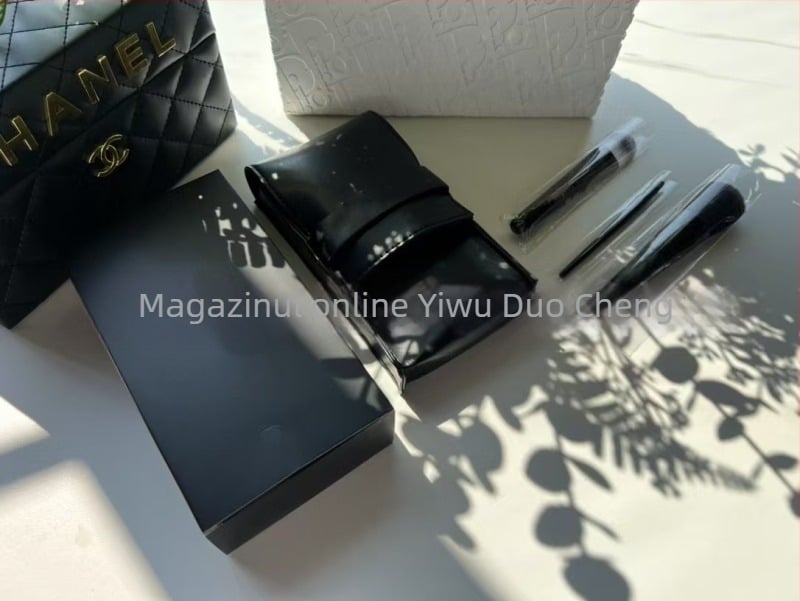 Set pensule de machiaj: pensule pentru blush, fard de ochi, eyeliner și corector, plus suport pentru pensule