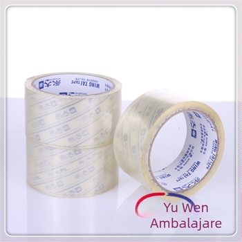 Bandă de ambalare cu substrat BOPP, transparentă, ecologică; potrivită pentru sigilarea cartonelor în birouri, școli, acasă, logistică și comerț electronic.