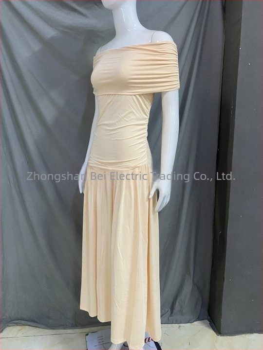 Rochie din poliester cu decolteu în V, mâneci scurte, talie înaltă, croială lungă, culoare solidă