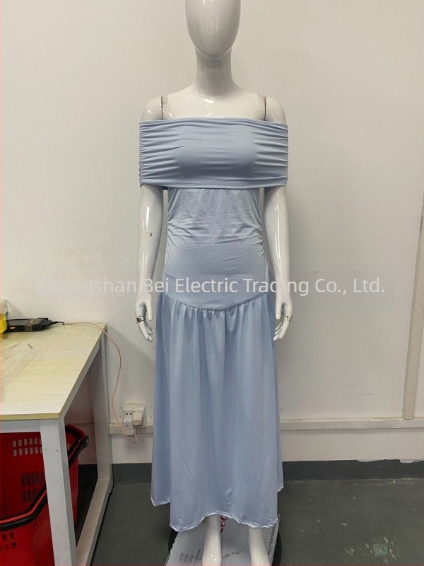 Rochie din poliester cu decolteu în V, mâneci scurte, talie înaltă, croială lungă, culoare solidă