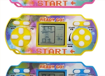 Consolă portabilă retro cu Tetris clasic și jocuri de puzzle – gameplay RPG – design nostalgic