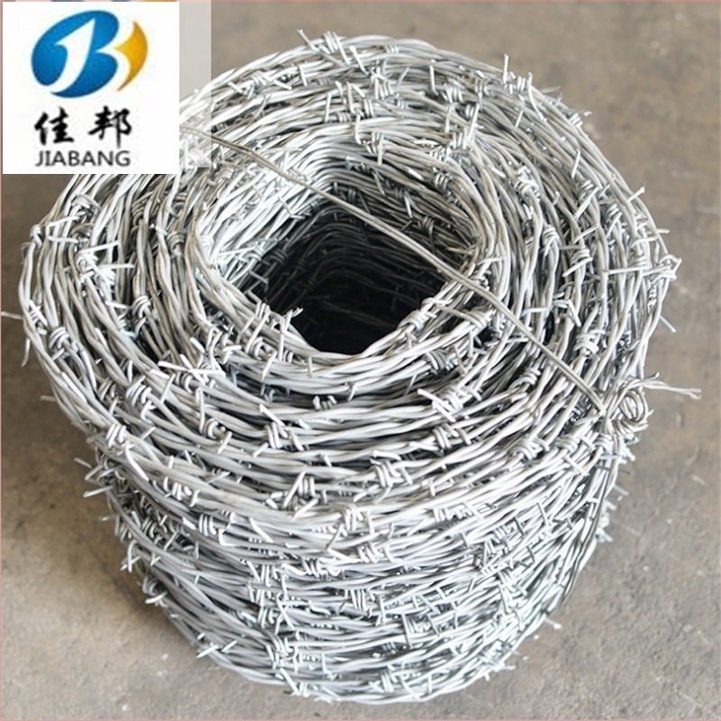 Plasă din sârmă ghimuită, din oțel cu zincare la cald, construcție dublu răsucită, răsucire dreaptă, rezistență la tracțiune 450–1200 MPa, potrivită pentru căi ferate și pășuni