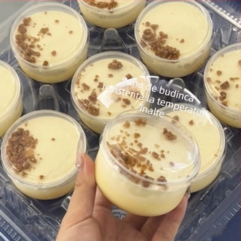 Cupă de budincă caramel, plastic de unică folosință rezistent la temperaturi înalte, cu capac, include furculiță și lingură, pentru ambalarea deserturilor, PP plastic, cu logo imprimat