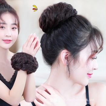 Perucă naturală scurtă cu bucle, fibre termorezistente, model bucle, breton drept sau înclinant, vopsirea nu este recomandată