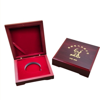 Cutie de ambalaj din lemn pentru insignii, medalii și monede, cu căptușeală EVA, gravură și imprimare serigrafică, model WZ-061