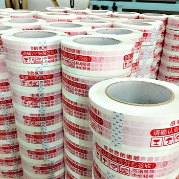 Bandă de ambalare cu logo de avertizare; grosime film 28 μm; adeziv PSA; tăiere cu cutter; pentru sigilare și ambalare.