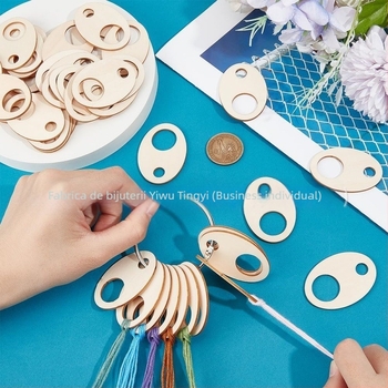 Etichetă rotundă din lemn perforată pentru agățat, cu gravură laser și etichetă scrisă de mână, accesoriu decorativ gol, cod produs 035, material lemn, stil minimalist modern.