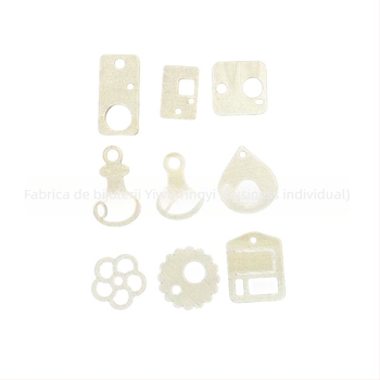 Etichetă rotundă din lemn perforată pentru agățat, cu gravură laser și etichetă scrisă de mână, accesoriu decorativ gol, cod produs 035, material lemn, stil minimalist modern.