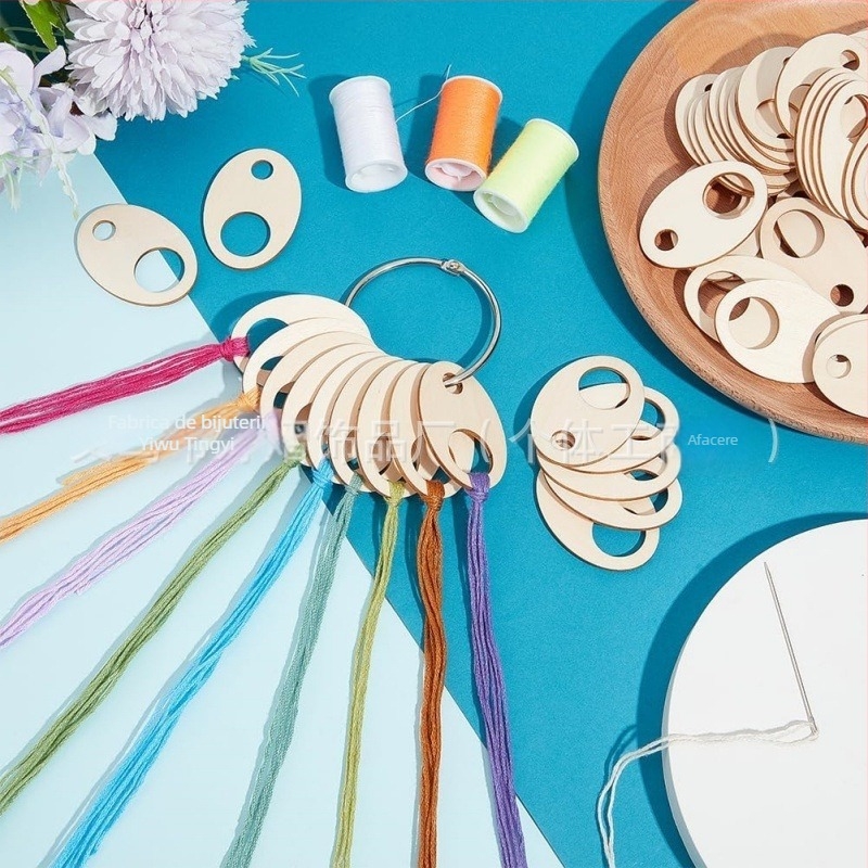 Etichetă rotundă din lemn perforată pentru agățat, cu gravură laser și etichetă scrisă de mână, accesoriu decorativ gol, cod produs 035, material lemn, stil minimalist modern.