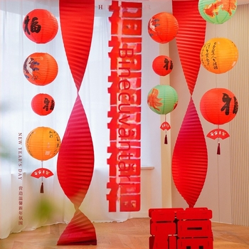 Accesorii pentru amenajarea spațiului – ornamente în stil festiv pentru decor cu felinare la Festivalul Primăverii