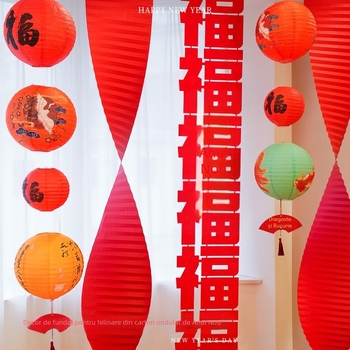 Accesorii pentru amenajarea spațiului – ornamente în stil festiv pentru decor cu felinare la Festivalul Primăverii