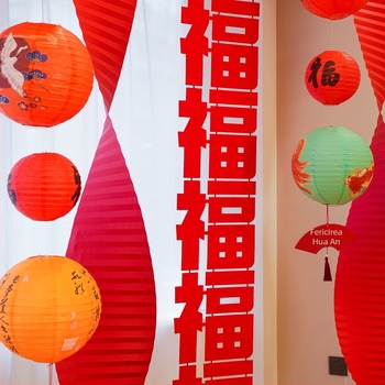 Accesorii pentru amenajarea spațiului – ornamente în stil festiv pentru decor cu felinare la Festivalul Primăverii