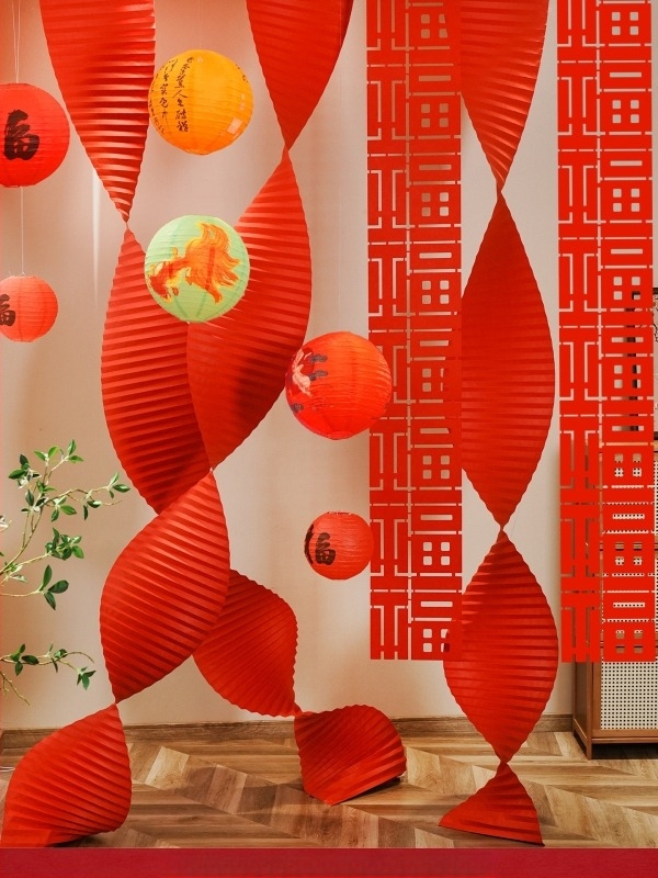 Accesorii pentru amenajarea spațiului – ornamente în stil festiv pentru decor cu felinare la Festivalul Primăverii