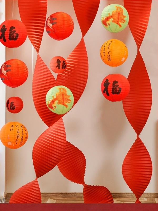 Accesorii pentru amenajarea spațiului – ornamente în stil festiv pentru decor cu felinare la Festivalul Primăverii