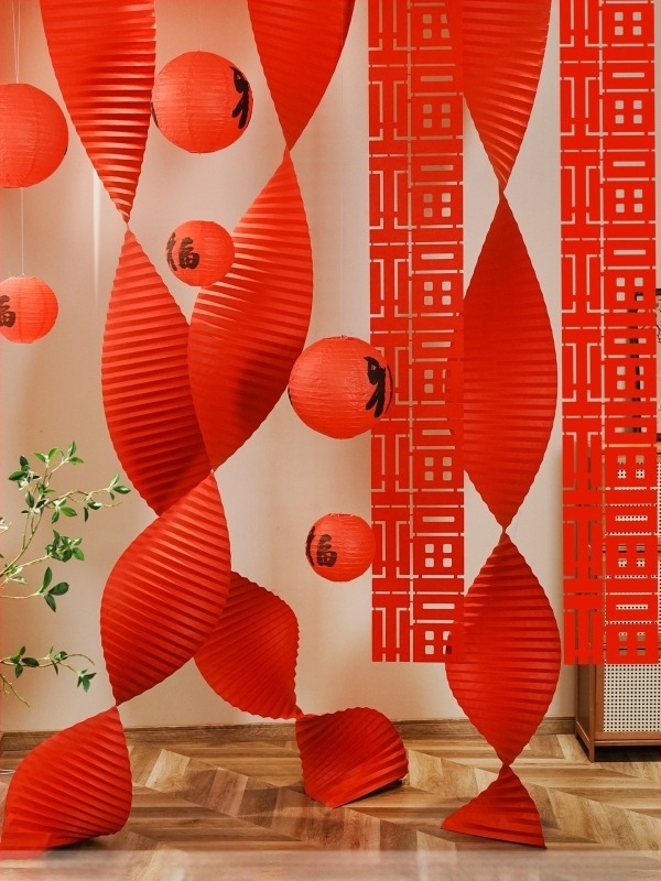 Accesorii pentru amenajarea spațiului – ornamente în stil festiv pentru decor cu felinare la Festivalul Primăverii