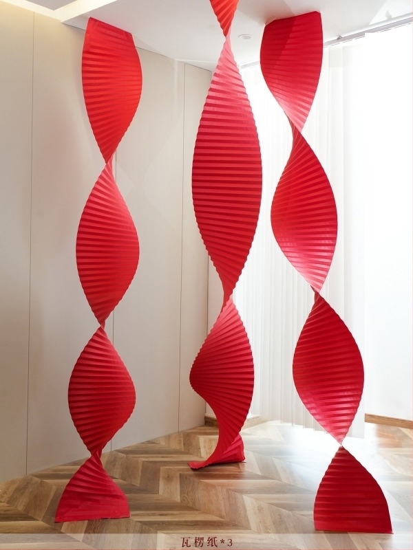 Accesorii pentru amenajarea spațiului – ornamente în stil festiv pentru decor cu felinare la Festivalul Primăverii