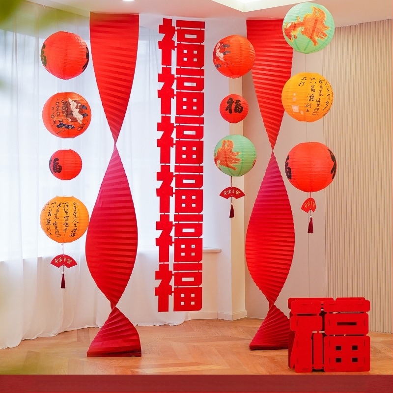 Accesorii pentru amenajarea spațiului – ornamente în stil festiv pentru decor cu felinare la Festivalul Primăverii