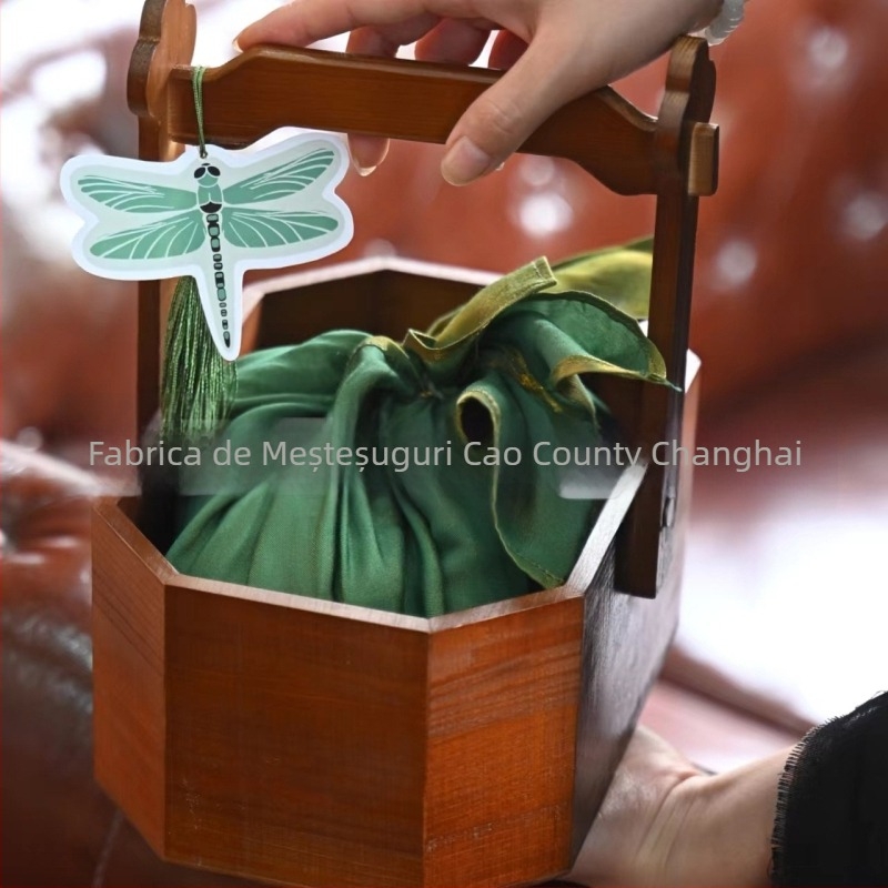 Cutie de depozitare pentru nuci din lemn natural, gravură; imprimare logo disponibilă; greutate netă 500 g