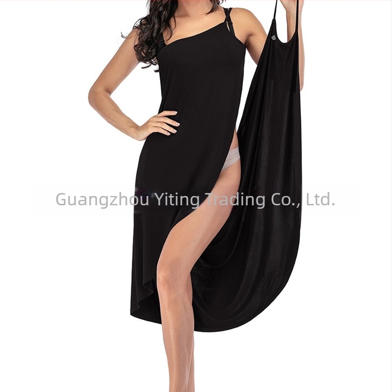 Rochie midi din milk silk cu textură crumple, guler rotund, fără mâneci și bretele la umeri