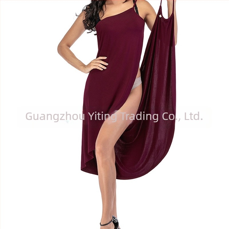 Rochie midi din milk silk cu textură crumple, guler rotund, fără mâneci și bretele la umeri