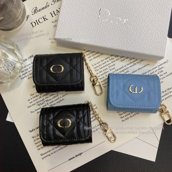 Carcasă AirPods 4 / AirPods Pro 3 din piele artificială cu finisaj embosat, acoperire completă, compatibilitate universală