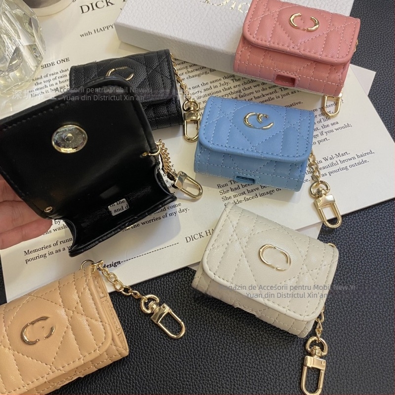 Carcasă AirPods 4 / AirPods Pro 3 din piele artificială cu finisaj embosat, acoperire completă, compatibilitate universală