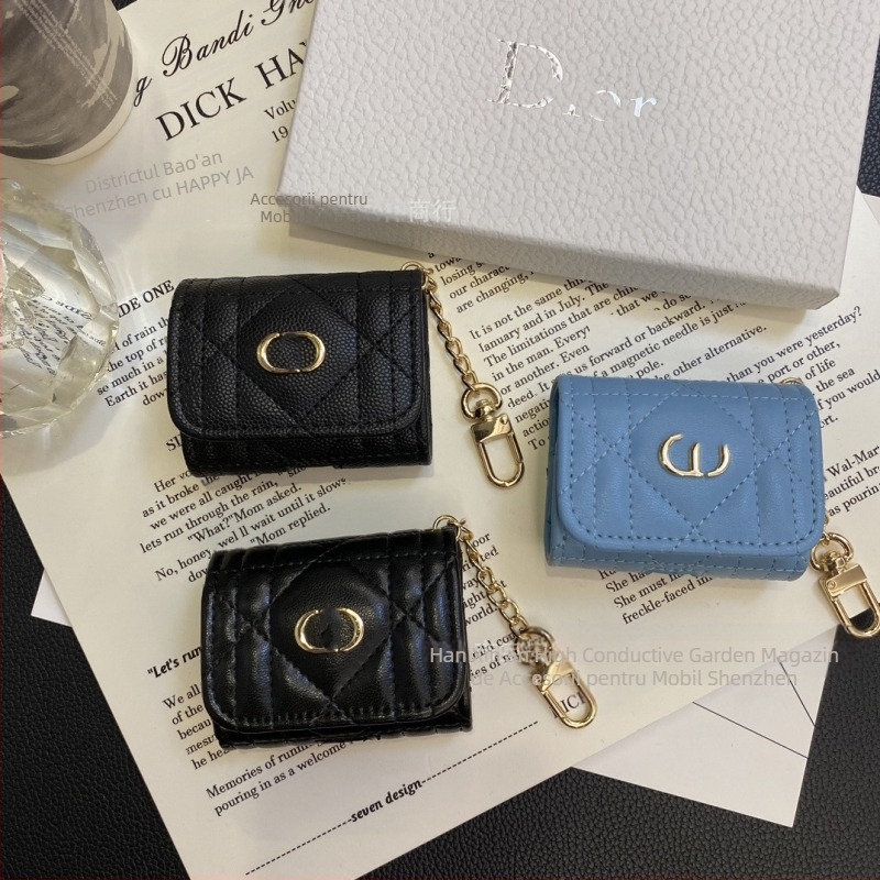 Carcasă AirPods 4 / AirPods Pro 3 din piele artificială cu finisaj embosat, acoperire completă, compatibilitate universală