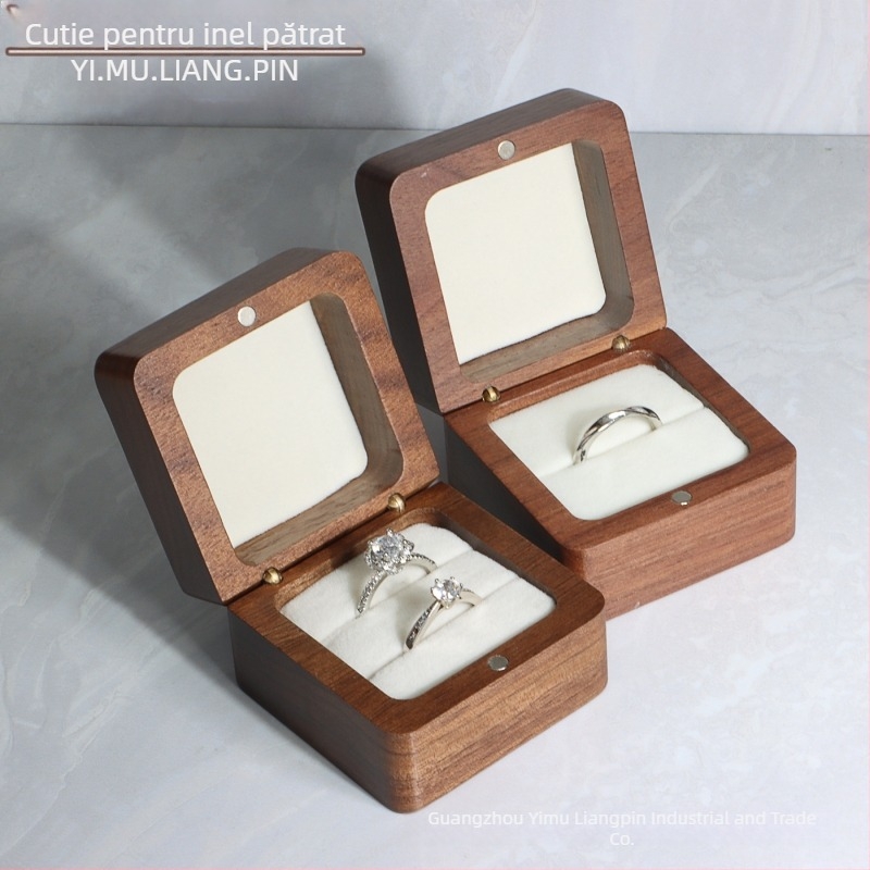 Cutie pătrată pentru inele din nuc — ambalare bijuterii, ambalare pentru transport, pungă din polietilenă într-un carton exterior