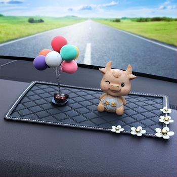 Covoraș antiderapant auto pentru bord și consolă centrală, suport pentru telefon, protecție solară, rezistent la temperaturi înalte, decor interior • Brand Thousand Oaks • Cod produs 9248 • Material: PVC + cristale + metal