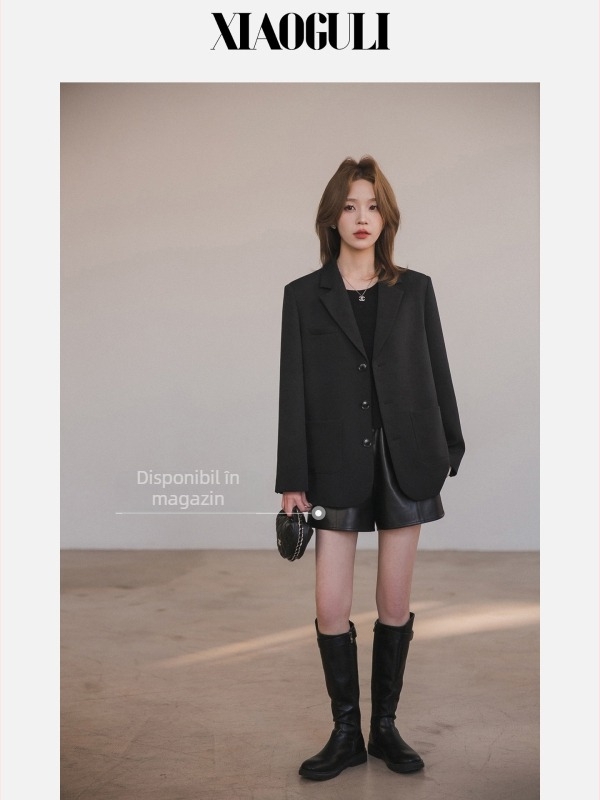 Sacou de costum feminin cu croială dreaptă, rever plat, închidere cu nasturi pe un rând, mâneci lungi, țesătură mercerizată