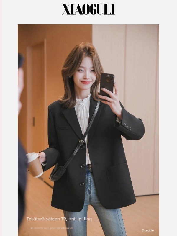 Sacou de costum feminin cu croială dreaptă, rever plat, închidere cu nasturi pe un rând, mâneci lungi, țesătură mercerizată