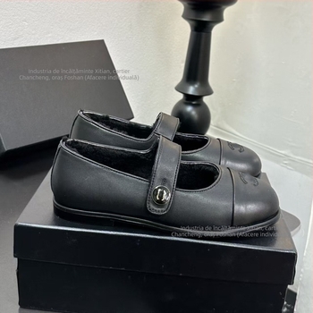 Loafers dama, vârf rotund, căptușeală din lână, branț din păr sintetic, talpă din cauciuc, toc mic