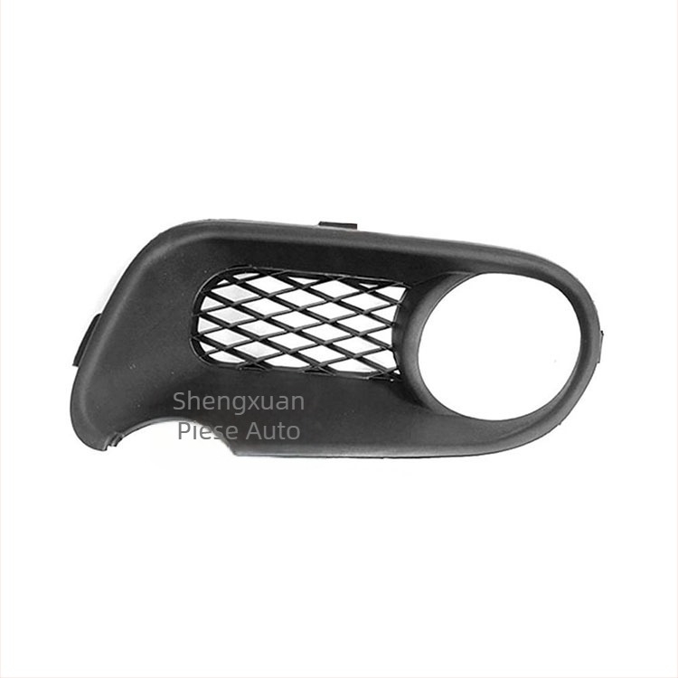 Ramă și grilaj pentru farurile de ceață Volkswagen Touareg 2003–2006 • ABS plastic • Montaj: Bara față • Numar accesorii: 7L6853663F/7L6853664F