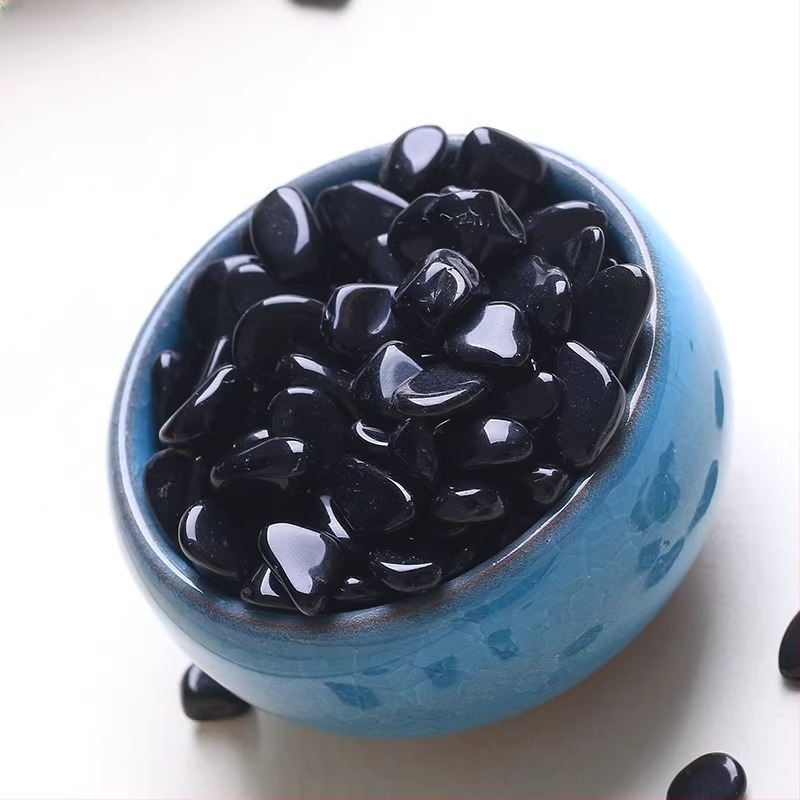 Pietriș natural de obsidian pentru acvariu – decor pentru peisaj, granule cristaline, design geometric, stil modern minimalist; ambalaj carton.