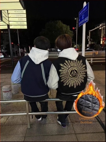 Geacă bomber din PU cu guler înalt, închidere cu nasturi pe un rând, croială liberă, broderie