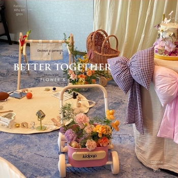 Fundal textil pentru evenimente — fundă carouri, flori de mătase, stil drăguț, decor de organizare a sălii