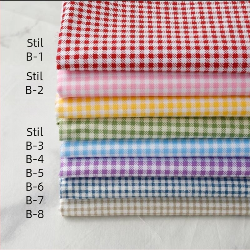 Fundal textil pentru evenimente — fundă carouri, flori de mătase, stil drăguț, decor de organizare a sălii