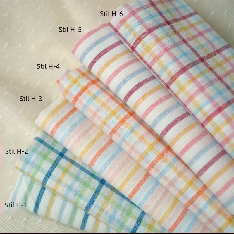 Fundal textil pentru evenimente — fundă carouri, flori de mătase, stil drăguț, decor de organizare a sălii