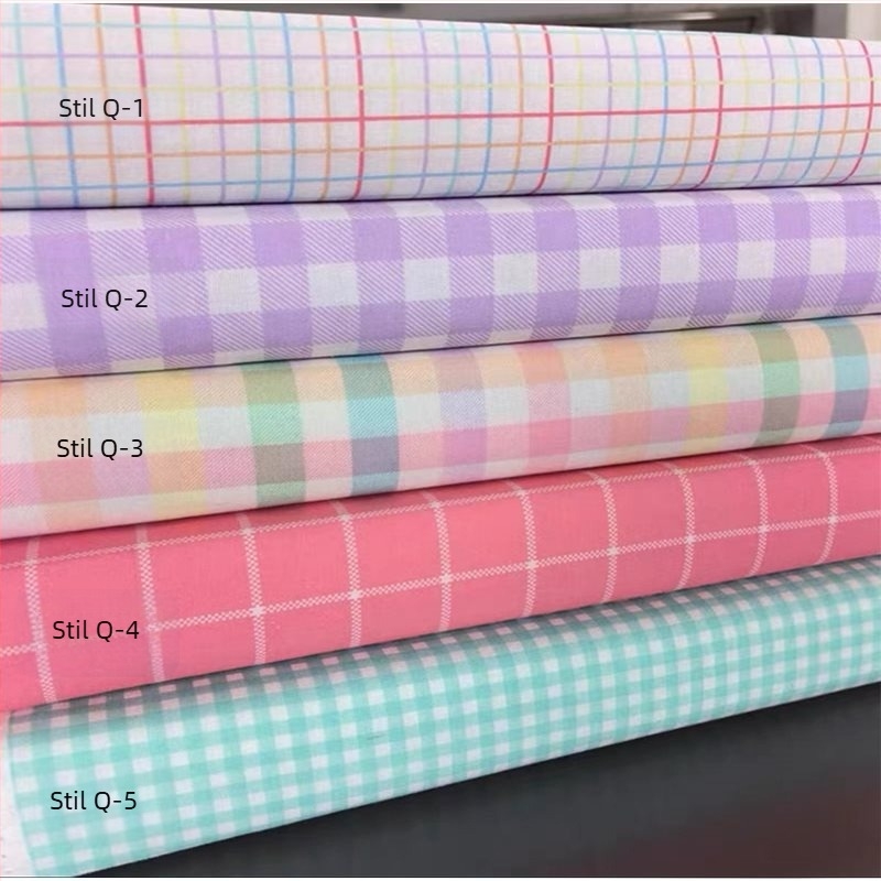 Fundal textil pentru evenimente — fundă carouri, flori de mătase, stil drăguț, decor de organizare a sălii