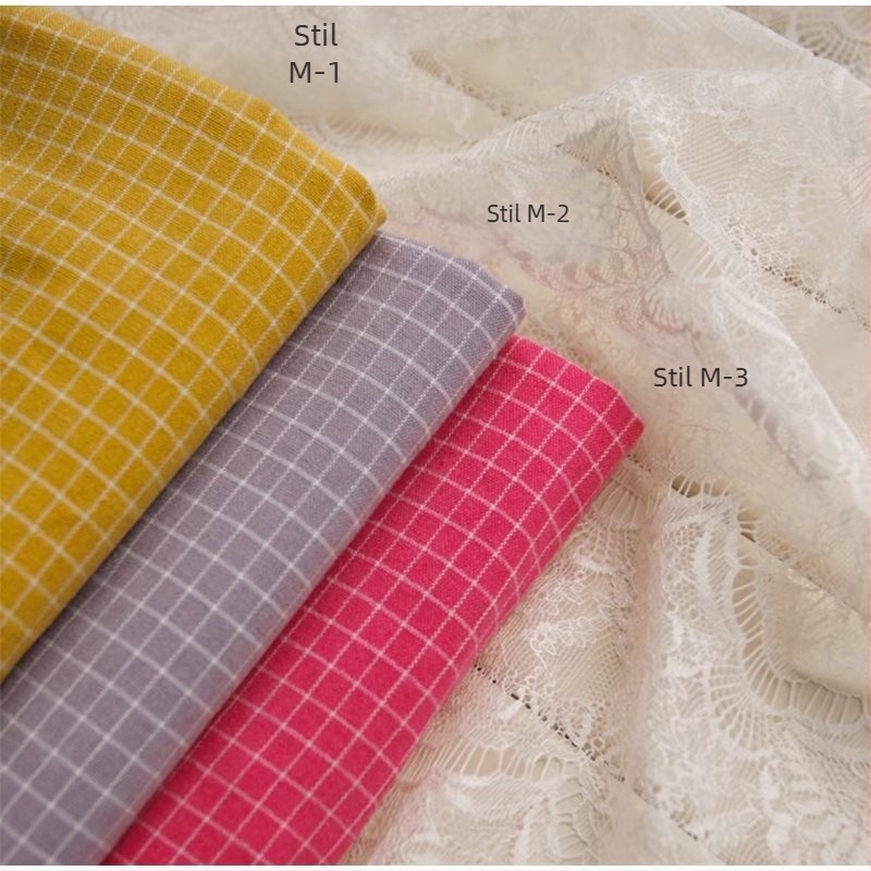 Fundal textil pentru evenimente — fundă carouri, flori de mătase, stil drăguț, decor de organizare a sălii