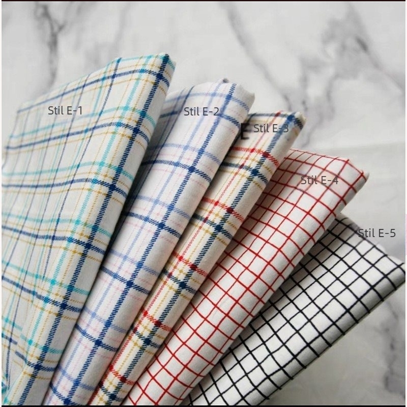 Fundal textil pentru evenimente — fundă carouri, flori de mătase, stil drăguț, decor de organizare a sălii