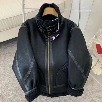 Jachetă moto suede de iarnă cu blană reală și lână de miel, croială lejeră, guler înalt, nasturi dublu rând, buzunare patch