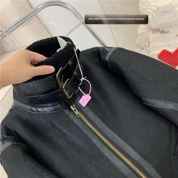 Jachetă moto suede de iarnă cu blană reală și lână de miel, croială lejeră, guler înalt, nasturi dublu rând, buzunare patch