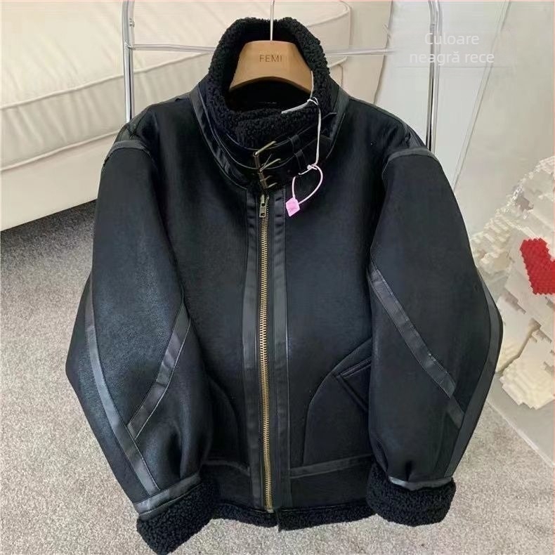 Jachetă moto suede de iarnă cu blană reală și lână de miel, croială lejeră, guler înalt, nasturi dublu rând, buzunare patch