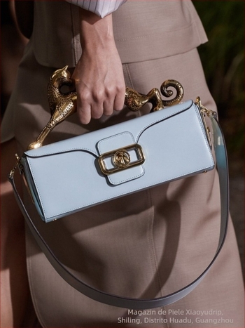 Geantă de femei din piele naturală, mică pătrată pentru umăr, căptușeală din piele de vițel, formă orizontală, închidere magnetică, buzunar cu fermoar