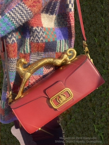 Geantă de femei din piele naturală, mică pătrată pentru umăr, căptușeală din piele de vițel, formă orizontală, închidere magnetică, buzunar cu fermoar