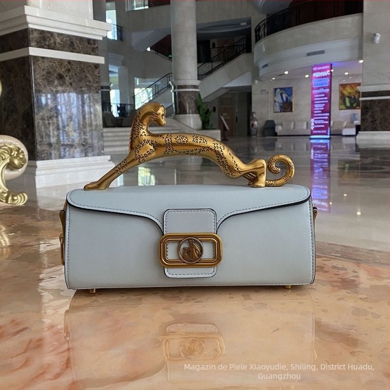 Geantă de femei din piele naturală, mică pătrată pentru umăr, căptușeală din piele de vițel, formă orizontală, închidere magnetică, buzunar cu fermoar