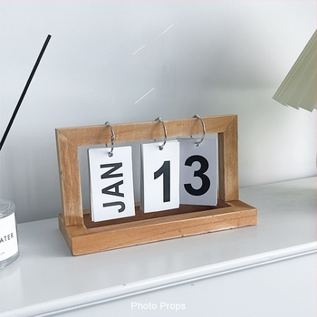 Calendar de birou din lemn – decor Anul Iepurelui, fundal fotografic ne-reflexiv pentru uz casnic; greutate 0.22 kg; lansat 2023-03-06; cu garanție.
