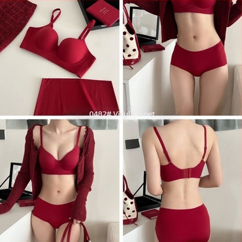 Set sutien și lenjerie din dantelă, cupa 1/2, cupă turnată cu partea superioară subțire și partea inferioară mai groasă, bretele fixe, închidere spate cu trei rânduri de cârlige (1/2; cupă turnată; top subțire/ jos gros; bretele fixe; închidere cu trei rân